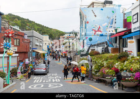 Per i turisti che visitano la cultura Gamcheon Village, famosa attrazione con vibrante case dipinte in Busan, Corea del Sud Foto Stock