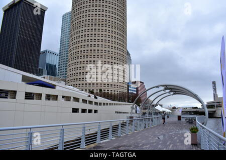 Tampa Flordia, Stati Uniti d'America - 7 Gennaio 2017: Tampa Riverwalk un sentiero pedonale lungo il fiume Hillsborough Foto Stock