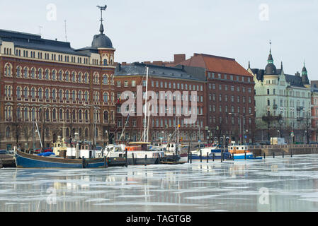 HELSINKI, Finlandia - 08 Marzo 2019: Un nuvoloso giorno di marzo sul terrapieno del Nord Foto Stock