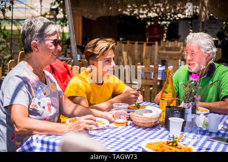 Active senior di età compresa tra le persone anziane con il nipote avente lunh insieme all'aperto nel ristorante alternativa - Concetto di famiglia con adolescenti e nonni tog Foto Stock