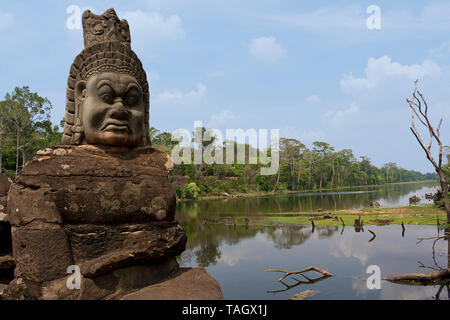 In pietra scolpita la statua di Deva su South Gate Bridge a Angkor Thom nel complesso di Angkor, Siem Reap, Cambogia Foto Stock