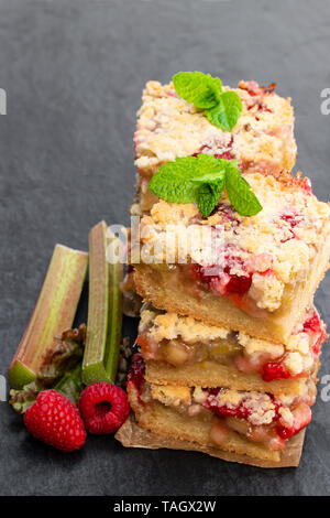 In casa il rabarbaro crostata con lampone nero su sfondo di pietra Foto Stock
