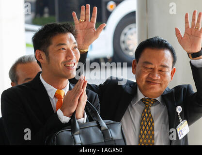 Thanathorn Juangroongruangkit visto arrivare al TOT Plc' auditorium di Bangkok. Thanathorn Juangroongruangkit, il futuro in avanti di leader di partito ha ora ufficialmente sospeso a tempo indeterminato il suo dovere MP per ordine della corte costituzionale dopo Thanathorn può avere la violazione delle leggi da ancora il possesso di azioni di una società multimediale mentre in fase di registrazione come un MP candidato. Foto Stock