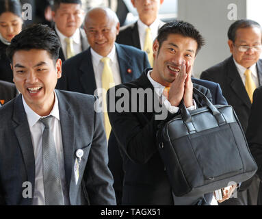 Thanathorn Juangroongruangkit visto arrivare al TOT Plc' auditorium di Bangkok. Thanathorn Juangroongruangkit, il futuro in avanti di leader di partito ha ora ufficialmente sospeso a tempo indeterminato il suo dovere MP per ordine della corte costituzionale dopo Thanathorn può avere la violazione delle leggi da ancora il possesso di azioni di una società multimediale mentre in fase di registrazione come un MP candidato. Foto Stock