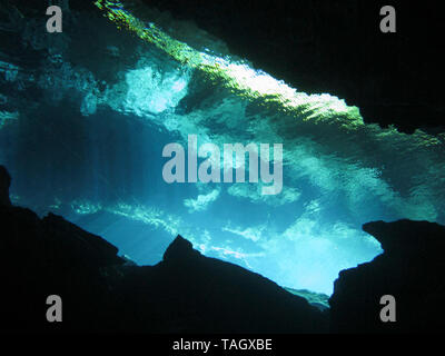 La riflessione di luce - Underwater al cenote Chacón Mool in Riviera Maya, Messico. Foto Stock