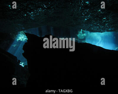 La riflessione di luce - Underwater al cenote Chacón Mool in Riviera Maya, Messico. Foto Stock