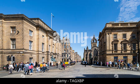 Vista dell Alta Corte (sinistra) e il Royal Mile (Lawnmarket) in Edinburgh Old Town, Scotland, Regno Unito Foto Stock