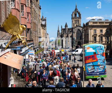 Vista di molti turisti affollata su strada presso il Royal Mile a Lawnmarket in Edinburgh Old Town, Scotland, Regno Unito Foto Stock