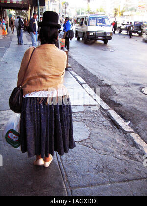 Donna che cammina in La Paz Foto Stock