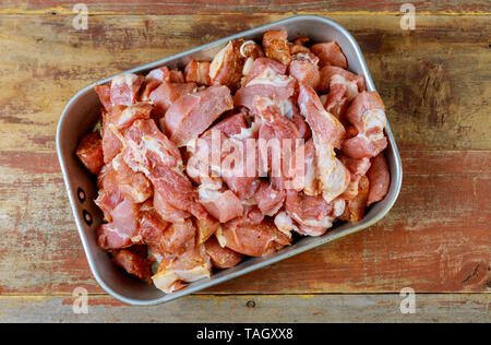 Crudo fresco sminuzzato deliziosa succosa carne con spezie kebab spiedini sul cibo orientale Foto Stock