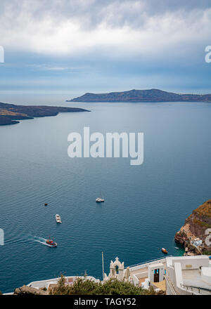 Vista mare a Santorini isola in Grecia, una delle più belle destinazioni di viaggio del mondo. Foto Stock