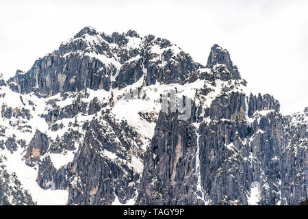 Takayama, Giappone Montagna neve con vista nella Prefettura di Gifu park con cielo nuvoloso e la scogliera di roccia Foto Stock