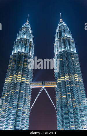 KUALA LUMPUR, Malesia - 29 luglio 2017. Petronas Twin Towers grattacielo al crepuscolo del 29 luglio, 2017. Il più alto edificio nel mondo dal 1998 a 2 Foto Stock