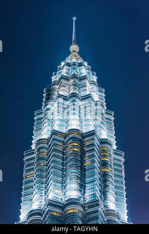 KUALA LUMPUR, Malesia - 29 luglio 2017. Petronas Twin Towers grattacielo al crepuscolo del 29 luglio, 2017. Il più alto edificio nel mondo dal 1998 a 2 Foto Stock