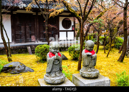 Kyoto, Giappone - Aprile 9, 2019: Eikando santuario del tempio e moss garden durante la primavera con colore verde e la costruzione di due piccole statue buddiste Foto Stock
