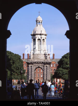 Il campanile e la piazza del Parlamento, il Trinity College di Dublino, College Green, Dublino, Provincia di Leinster, Repubblica di Irlanda Foto Stock