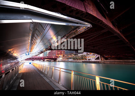 Chicago all'alba. Cityscape immagine di Chicago Downtown con ponti. Foto Stock