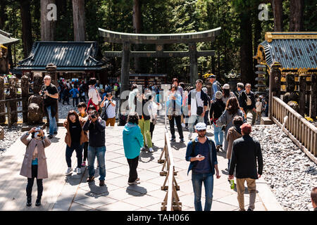 Nikko, Giappone - Aprile 5, 2019: Tempio Toshogu ingresso porta di pietra nella Prefettura di Tochigi con un sacco di persone i turisti a piedi Foto Stock