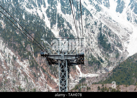 Takayama, Giappone montagna con neve in funivia Shinhotaka funivia vista nella Prefettura di Gifu park sulla giornata di primavera con fili Foto Stock