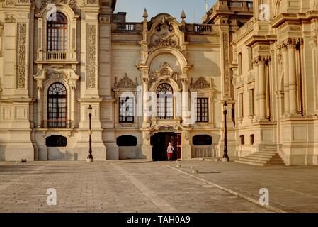 Lima, Perù - Aprile 21, 2018: Vista del Palazzo del Governo sul pomeriggio soleggiato Foto Stock