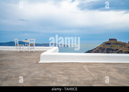 Due sedie con vista fantastica, dettagli dell'isola di Santorini in Grecia, una delle più belle destinazioni di viaggio del mondo. Foto Stock