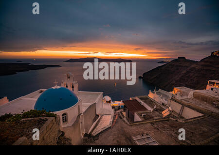 Tramonto a Santorini isola in Grecia, una delle più belle destinazioni di viaggio del mondo. Foto Stock