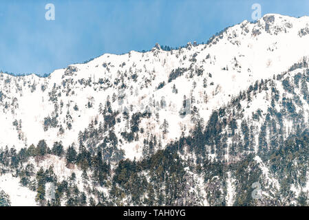 Montagna neve in villaggi Okuhida Shinhotaka teleferica nella Prefettura di Gifu, Giappone park con cielo blu sulla giornata di primavera Foto Stock