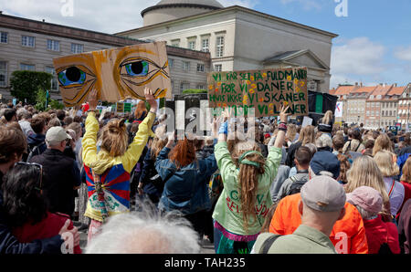 Copenhagen, Danimarca. 25 Maggio, 2019. Circa 30.000 persone partecipano alla gente il clima di marzo il clima più grande marzo ancora in Danimarca. Dimostrazione e discorsi a Palazzo Christiansborg piazza davanti al parlamento danese. Interventi tra gli altri da politici danesi e svedesi di sedici anni attivista del clima Greta Thunberg. Molti politici danesi dalla maggior parte dei partiti politici sono presenti, interesse probabilmente potenziate dalla campagna elettorale per il prossimo Parlamento europeo elezione in Danimarca domani e il danese elezioni generali del 5 giugno di quest'anno. Credito: Niels Quist/Alamy. Foto Stock