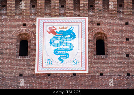 Milano, Italia: il biscione, azure serpente nell'atto del consumo di un essere umano, emblema della casa di Visconti sul Filarete torre del Castello Sforzesco Foto Stock