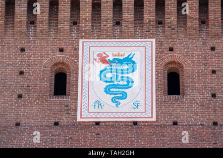 Milano, Italia: il biscione, azure serpente nell'atto del consumo di un essere umano, emblema della casa di Visconti sul Filarete torre del Castello Sforzesco Foto Stock