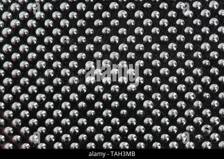 Le sfere di lucido su sfondo nero. Argento lucido metallo sfondo testurizzata con evidenza e cerchi di close-up. Foto ad alta risoluzione. Profondità completa del fie Foto Stock