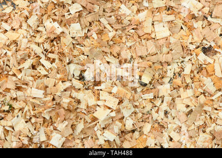 Una fresca di cui strato di ampio giardino corteccia Woodchips. Schegge di legno usato come cassetta di sicurezza superficie morbida in un gioco per bambini Parco, Vista dall'alto in basso. Alta risoluzione phot Foto Stock