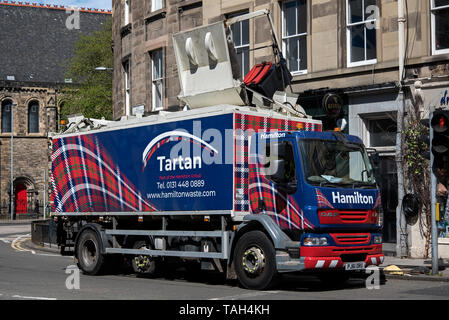 Un tartan themed i rifiuti e il riciclaggio HGV appartenenti ad Hamilton rifiuti che una collezione di Edimburgo, Scozia, Regno Unito. Foto Stock