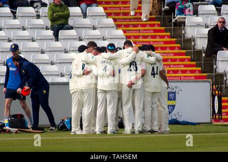 Chester le street, Inghilterra, 12 aprile 2019. Il CCC Durham team huddle sul confine prima dell' inizio del Sussex CCC inning in loro Specsavers County gara di campionato a Emirates Riverside. Foto Stock