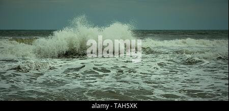 Il surf e le onde a Haitang spiaggia della Baia di Sanya è spettacolare Foto Stock