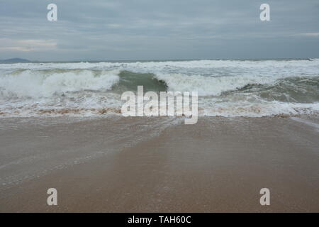 Il surf e le onde a Haitang spiaggia della Baia di Sanya è spettacolare Foto Stock