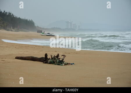 Il surf e le onde a Haitang spiaggia della Baia di Sanya è spettacolare Foto Stock