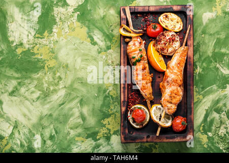 Barbecue spiedini di pesce.grigliare il salmone shish kebab Foto Stock