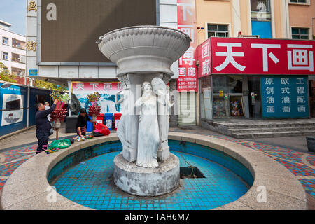 Fontana scultura in Villaggio della Pittura ad Olio Dafen. Shenzhen, Provincia del Guangdong, Cina. Foto Stock