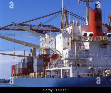 Contenitore di carico della nave nel porto di Auckland Auckland, Regione di Auckland, Nuova Zelanda Foto Stock