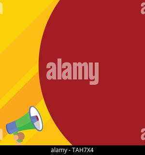 Mezza parte vuoto enorme palloncino testo vuoto con piccole megafono. Annuncio Illustrazione Vettoriale