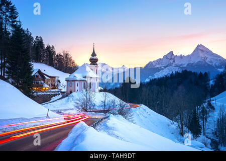 Bella winter wonderland paesaggio di montagna delle Alpi con la chiesa di pellegrinaggio di Maria Gern e famoso vertice Watzmann in background, Berchtesga Foto Stock