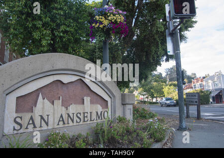 Questo segno informa i visitatori che stanno entrando in San Anselmo, una piccola cittadina a Marin County, CA. Foto Stock