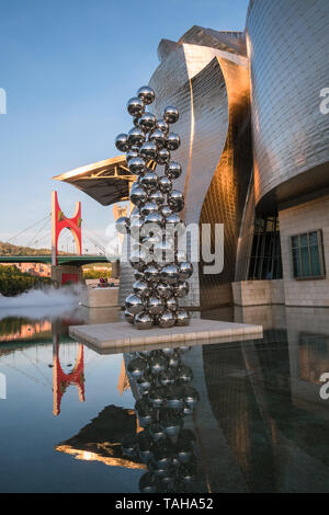Museo Guggenheim e sfere di argento arte per mostre, attrazioni famose nella nuova parte della città di Bilbao, Paesi Baschi. Foto Stock