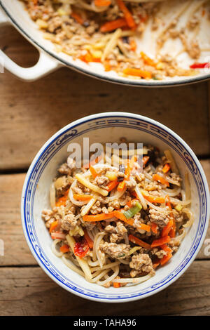 Maiale cinese noodle stir fry con egg noodles e verdure Foto Stock