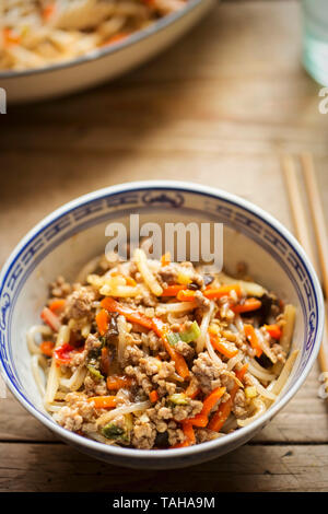 Maiale cinese noodle stir fry con egg noodles e verdure Foto Stock