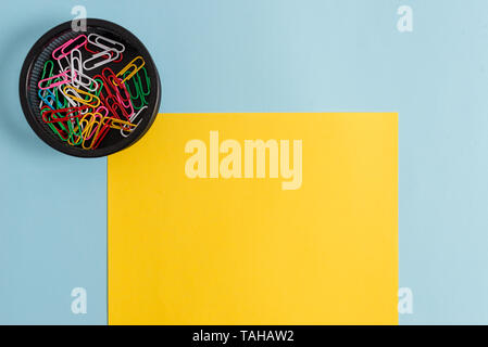 Cartone teso e la scrittura di attrezzature poste al di sopra di color pastello sullo sfondo Foto Stock