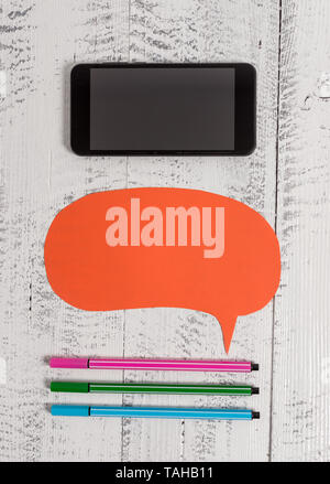 Cella di Smartphone penne colorate vuoto discorso bolla in legno sfondo vintage Foto Stock