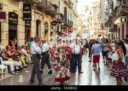 Malaga, Spagna - 12 agosto 2018. Le persone che si divertono sull'street presso la Feria de Malaga, un evento annuale che si tiene a metà agosto ed è uno dei Foto Stock