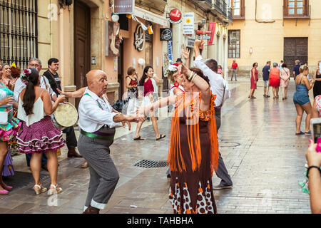 Malaga, Spagna - 12 agosto 2018. Le persone che si divertono sull'street presso la Feria de Malaga, un evento annuale che si tiene a metà agosto ed è uno dei Foto Stock